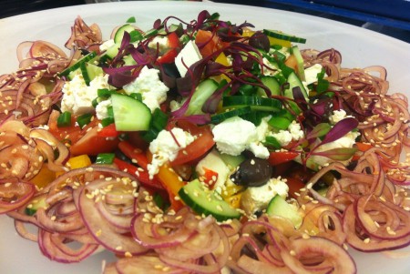 Fetasalaatti ja marinoitu punasipuli